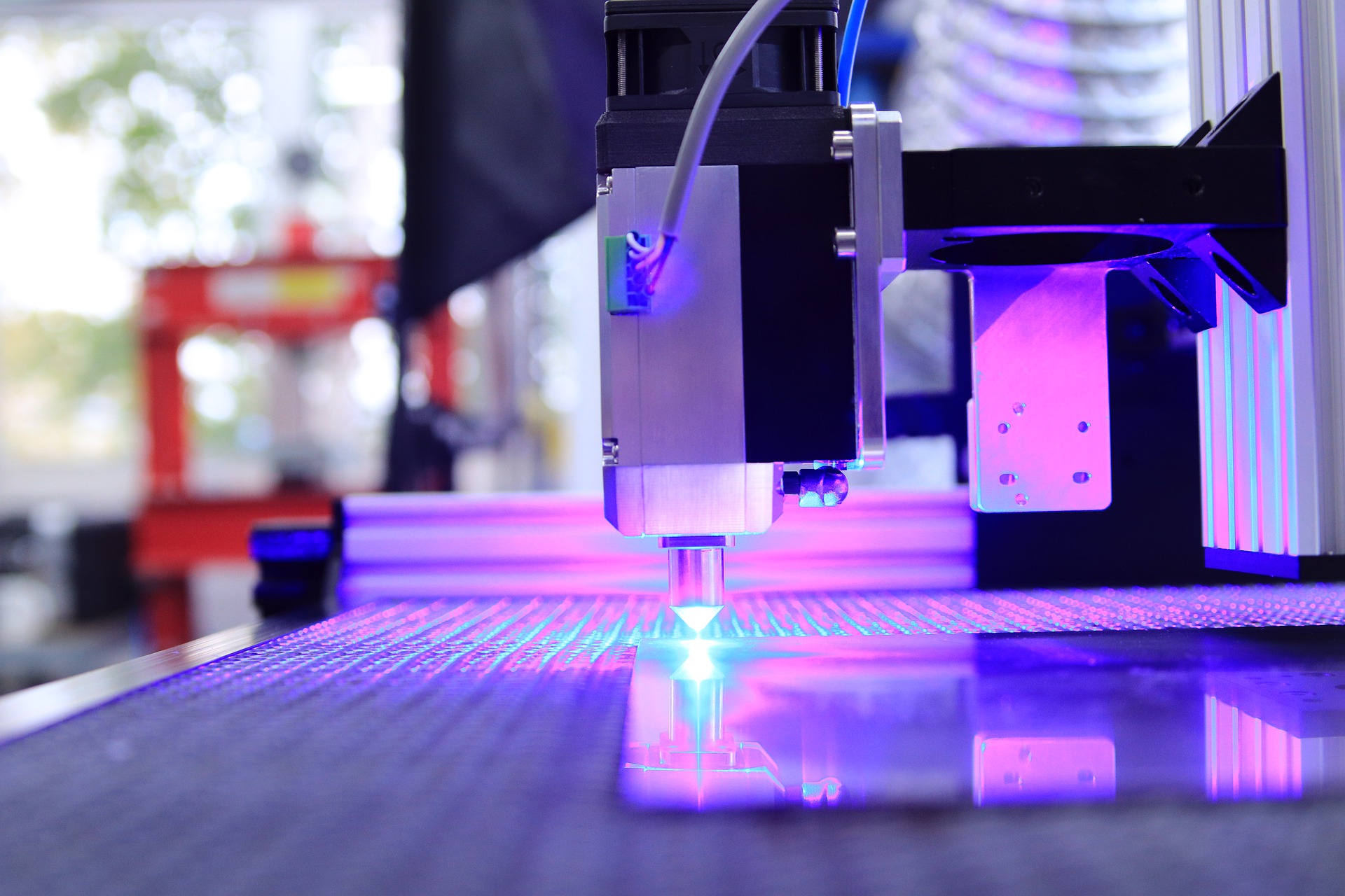 Ploter laserowy poradzi sobie niemal z każdym materiałem. Od metalu po skórę