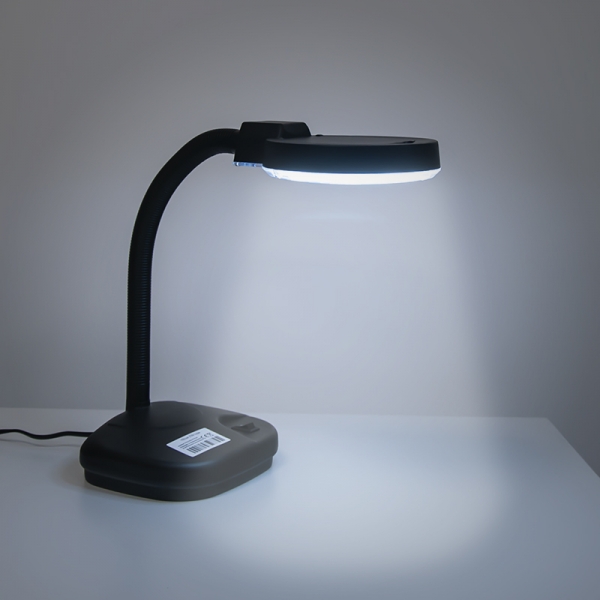 Biurkowa lampa z lupą w kolorze czarnym
