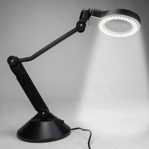 Lampa LED z lupą na stole warsztatowym