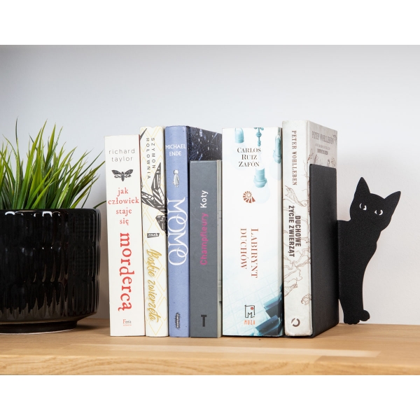 książki opierające się o podpórkę z kotkiem