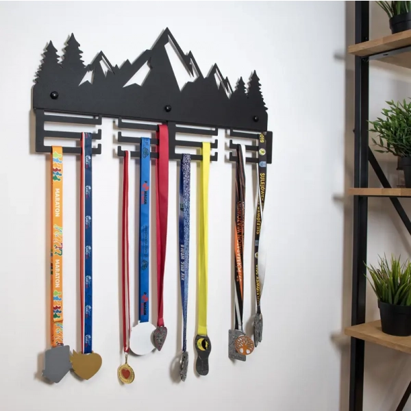 Metalowy wieszak na medale dla entuzjastów górskich biegów lub wędrówek