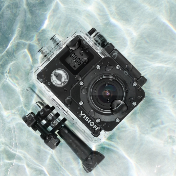 W zestawie znajduje się wodoszczelna obudowa, która chroni kamerę do głębokości 30 m.